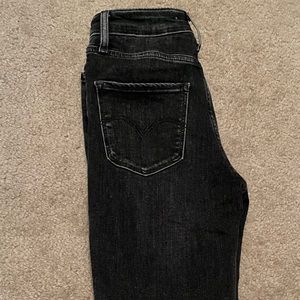 Levi’s 721 high rise skinny in faded black color